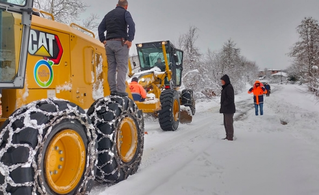 Ünye-Çaybaşı yolunda kar nedeniyle mahsur kalan çok sayıda araç kurtarıldı.