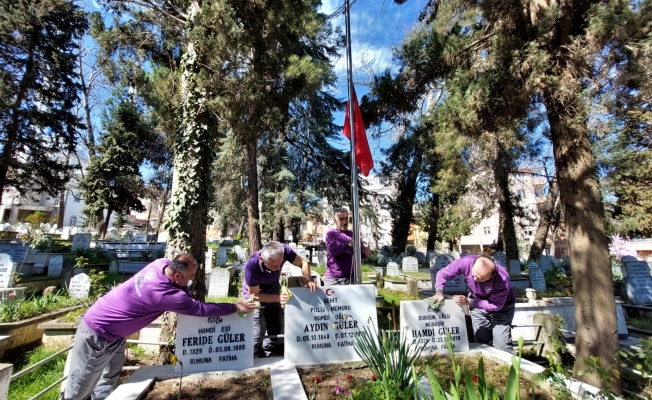 Şehit mezarlarında bayrak değişimleri