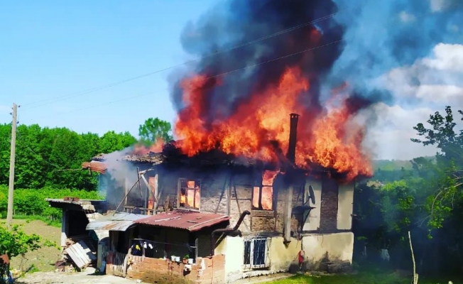 İki katlı ev yandı