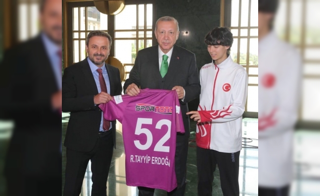 52 Orduspor Futbol Kulübü’nden Cumhurbaşkanı Erdoğan’a Forma !