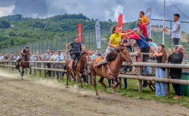 Ünye’de rahvan at yarışları